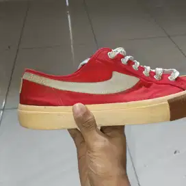 Sepatu compass Red