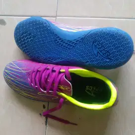 Sepatu futsal merek specs