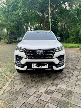 Toyota Fortuner GR 2.8 Automatic putih tahun 2022
