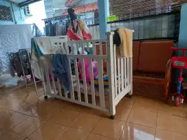 Box bayi warna putih masih sangat baik