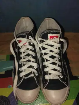 Sepatu vantela dewasa