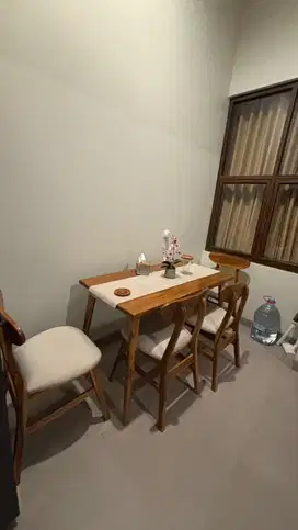 meja makan bekas pemakaian dibawah satu tahun