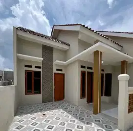 Rumah Di depok, di pinggir jalan dan dekat ke tol limo