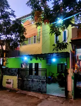 Dijual CEPAT rumah 2 lantai lokasi strategis