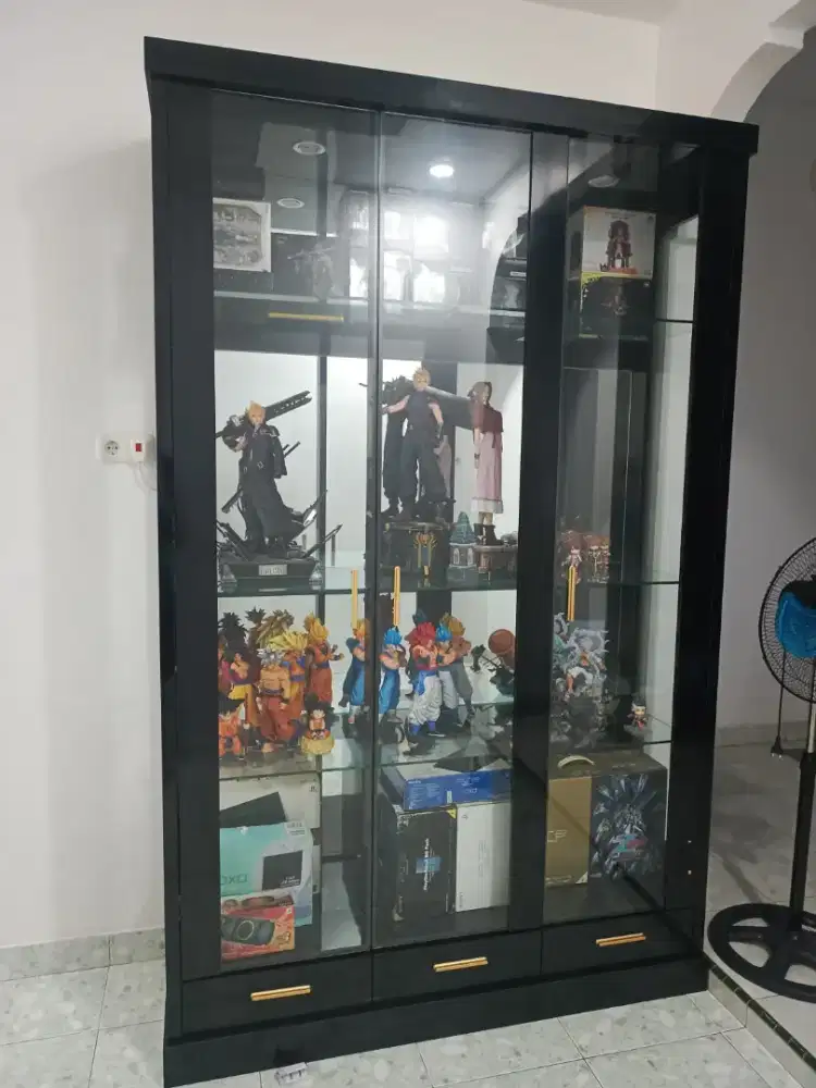 Lemari Kaca Pajangan bahan plywood lapis HPL 2,3x1,5x50cm