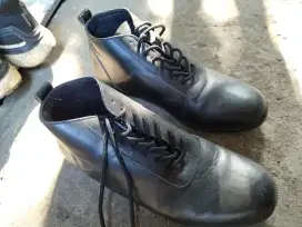 Jual cepat Sepatu pemakai an kulit hanya pernah dipake 2x aja