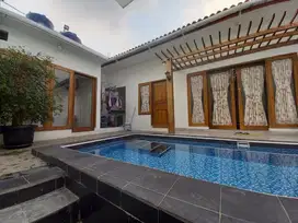jual rumah luas kolam renang