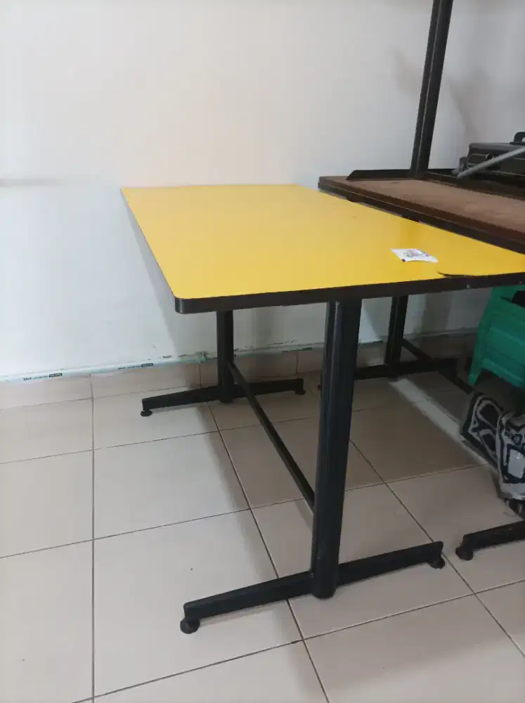 Meja makan dengan kaki besi