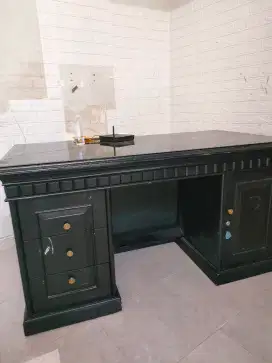 Meja kantor warna hitam