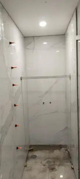 Proses pemasangan dinding Quaddra