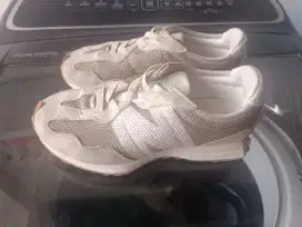 Di jual sepatu NB327 size anak