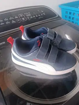 Di jual sepatu Puma size anak