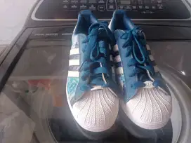 Di jual sepatu Addidas Superstar size Anak
