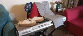 Celana salur dan sepatu
