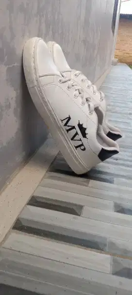 Sepatu pria sneakers putih
