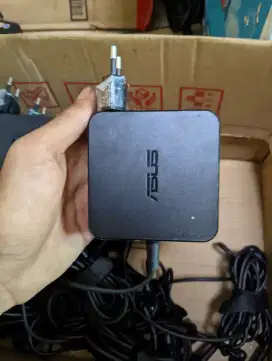 Asus 19v=3,42A.
