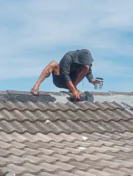 Menerima panggilan untuk perbaikan atap bocor dan renovasi rumah dll