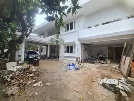 RUMAH 2 LANTAI HOEK PAKUBUWONO DEKAT JALAN BESAR BISA UNTUK KOMERSIL
