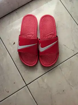 Sandal Nike bennasi merah