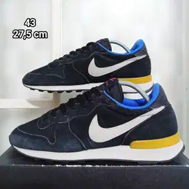 Nike Internationalist Black Suede