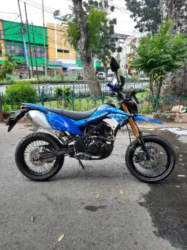 Dijual Kawasaki D-Tracker 150 SE 2019 akhir, motor pajangan Mulus