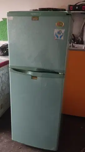 Di jual kulkas 2pintu merek lg