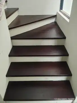 Trap tangga kayu solid