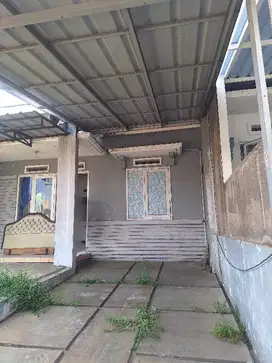 Dijual rumah posisi di hoek murmer di Metland transyogi