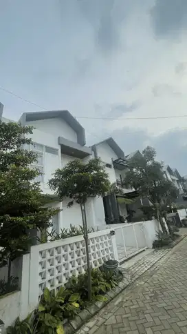 RUMAH DIJUAL KOTA BATU MALANG BONUS PRIVATE POOL & CANOPY