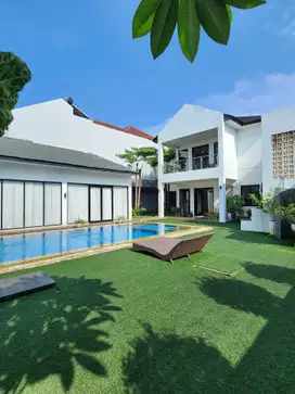 Rumah Cinere tropical modern ada kolam renang