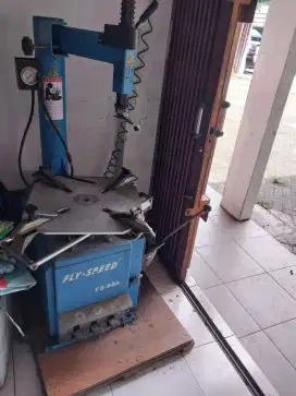 Mesin pembuka ban motor
