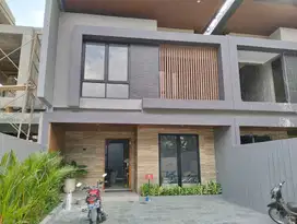 Rumah Mewah 2 Lantai Desain Kontemporer Lokasi Belakang Amplaz