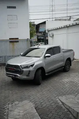 Toyota Hilux Double Cabin 4X4 Type V Matic Silver 2023 ( Very Low KM )