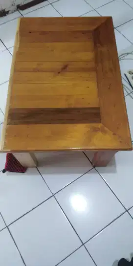 Meja lesehan kayu jatilanda