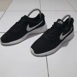 Sepatu Sneaker Running Nike - Black/White - Size 40/insole 25