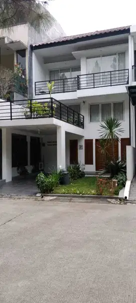 Rumah 3 lantai dengan kolam renang cluster sentul city