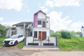 Rumah 2Lt Carport Luas dekat Taman Kota 2 BSD Gratis Renov J-22605