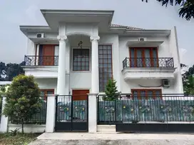 Dijual Rumah Luas dengan Kolam Renang di Sentul City