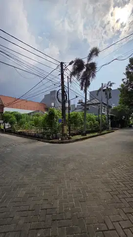 Kavling Luas Hoek Bentuk Kotak Depan Taman dalam Kompleks
