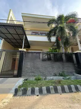 Rumah Dharmahusada Mas Surabaya Row Jalan 4 Mobil Masih Terawat