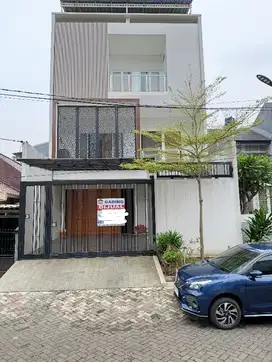 Rumah 4 lt design plong Tmn Pegangsaan sebelah Sedayu city klp Gading