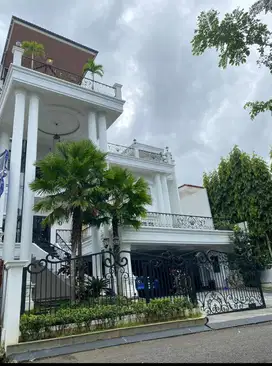 Rumah Mewah + Kolam renang, lift & Garasi basement di Sentul City