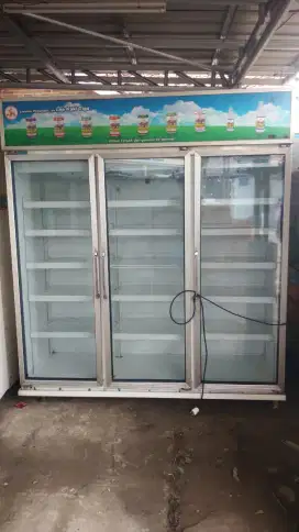 Di jual showcase 3 pintu