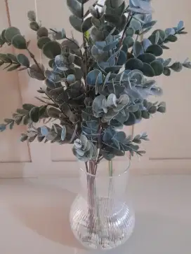 Vas bunga plus daun hijau