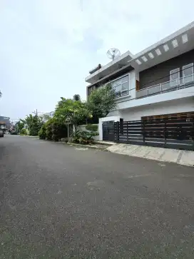 Dijual rumah mewah dengan private pool di Cipinang kebembem jaktim