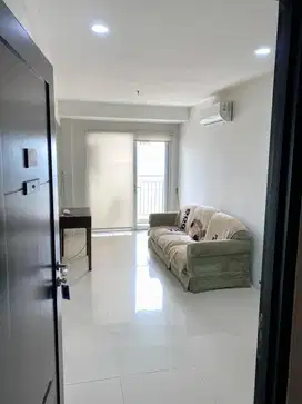 Sewa 2 Bedrooms Apartemen Cosmo Mansion Furnish