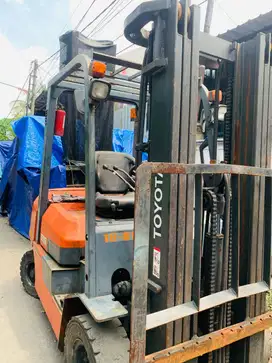 DIJUAL FORKLIFT BEKAS TOYOTA 8FD25 2,5 TON MAST TRILIFT UNIT NORMAL