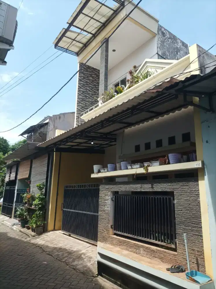 Dijual rumah 2 lantai + kontrakan kosong 2 pintu samping rumah