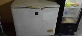 Frezeer sharp kapasitas lumayan gede