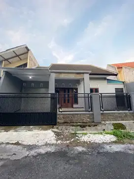 rumah besar luas 210 persis di samping kampus unisma tata surya dinoyo